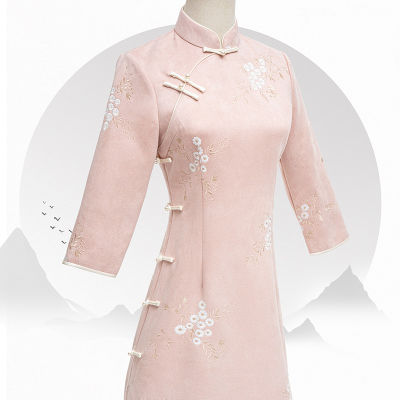 Cheongsam สีชมพูเด็กสาวย้อนยุคจีนเย็บปักถักร้อยกลางความยาวดัดแปลงชุด