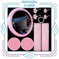 D-SHOP MUFADDAL 10ชิ้น Hiasan Mobil สีชมพูบาร์บี้สำหรับผู้หญิง,ที่คลุมพวงมาลัย + ที่รองไหล่เข็มขัดนิรภัยรถที่วางถ้วย + ตราสัญลักษณ์สติ๊กเกอร์ป้องกันล้อรถประดับพลอยเทียม + คลิปช่องแอร์รถ