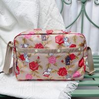 LeSportsac ฤดูหนาวรุ่นใหม่ Mary Cat Messenger Bag กระเป๋าสะพายไหล่ลำลองกระเป๋าสี่เหลี่ยมขนาดเล็ก G991-2434 Lishibao