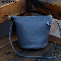 Manual contracted fashion first layer leather joker leisure vertical version of the zipper one shoulder aslant tassel female small bucket bag