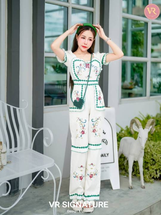 vr-jumpsuit-ขายาว-แขนพองสม็อคบานปลายแขน-แต่งแถบลูกไม้-ช่วงอกแต่งปักดอกไม้-แต่งผ้าระบายช่วงอก-เดินขอบแต่งลูกไม้