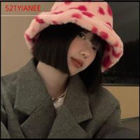 521YIANEE ตุ๊กตาผ้าพลัฌ หมวกทรงถัง หนาขึ้น รักหัวใจ หมวกฤดูหนาวหมวก แฟชั่นสำหรับผู้หญิง นุ่มอบอุ่น หมวก Cloche สำหรับผู้หญิง