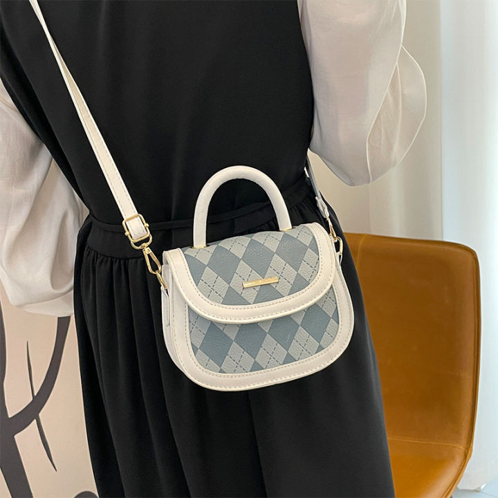 miss-lava-mall-กระเป๋าแฟชั่นสำหรับผู้หญิงดีไซน์เล็ก2023ใหม่กระเป๋าขนาดเล็กขนาดถือได้ปักลายด้วย-lingge-กระเป๋าพาดลำตัวสะพายไหล่เส้นเดียวใหม่สไตล์ยอดนิยม
