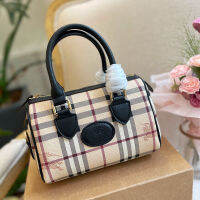 Burberry ลายสก๊อตกระเป๋าหมอนใหม่ของแท้กระเป๋าทรงถังของขวัญที่ดีที่สุดสำหรับเด็กผู้หญิง Handbag20 * 14*11ซม.