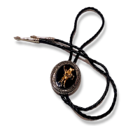 โบโลไทด์ Bolo tie สายหนังถัก ตัวจี้เป็นโลหะสีดำ มีคาวบอยขี่ม้าพยศ สุดเท่ห์ มีตัวล๊อคสายอย่างดี สไตล์คาวบอยตะวันตก