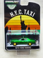 1:64 1975 Ford Torino - NYC Taxi Diecast โลหะผสมรุ่นรถของเล่นสำหรับของขวัญคอลเลกชัน