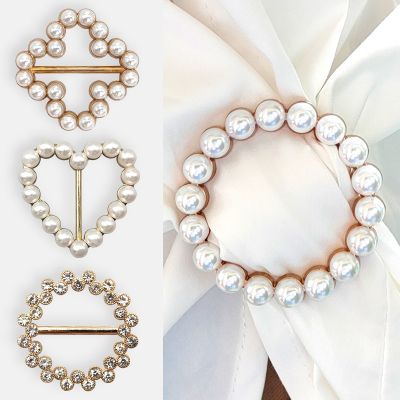 Trendy Round Heart Brooches Pearl Strap Charm Scarf Ring Clip Women Fixed Buckle Safety Pin Brooch Knotted Corner Button Jewelry Headbands