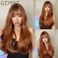 GEMMA ขิงทองแดงสีแดงน้ำตาลสังเคราะห์ยาวตรงวิกผมผู้หญิงคลื่นธรรมชาติวิกผมมีหน้าม้าผมคอสเพลย์ทนความร้อนได้