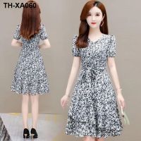 Fashionable floral dress for women summer 2023 new slim fit V-neck A-line skirt to the tummy and reduce temperament of age.