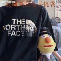 ▼ THE NORTH FACE The 2023ใหม่สไตล์ยุโรปและอเมริกาเข้าป่าอาวุโสหลวมโลโก้ยอดนิยมพิมพ์เสื้อยืดผ้าฝ้ายสำหรับผู้ชายและผู้หญิงคนรักแขนสั้น