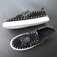 HOT11★ผู้ชาย Cool Rivet สำหรับรองเท้า Man แฟชั่น Rhinestones Skulls Slip-On รองเท้าแบน Street Cool รองเท้าส้นเตารีด