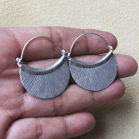 Nice earrings Karen hill tribe ห้อยสวยงาม ของฝาก ชาวต่า สวมใสะเหรี่ยงทำจากมือชาวเขางานฝีมือ ของฝากชาวต่างชาติชอบมาก งานทำด้วย