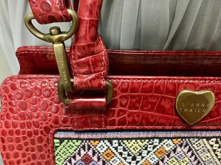 welcomewinter-กระเป๋าหนังแท้ผสมผ้าไทย-รุ่น-classic-red-size-28-5-x-19-5-x-12-cm