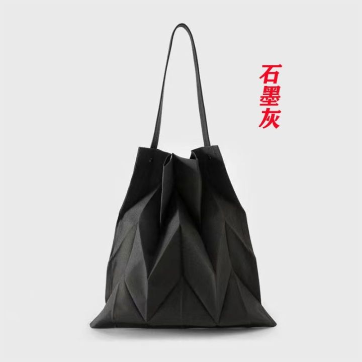 issey-miyake-กระเป๋าญี่ปุ่นถุงผ้าผู้หญิง-กระเป๋าผ้าใบอัดพลีทกระเป๋าถือสะพายไหล่ความจุเยอะกระเป๋าวิน