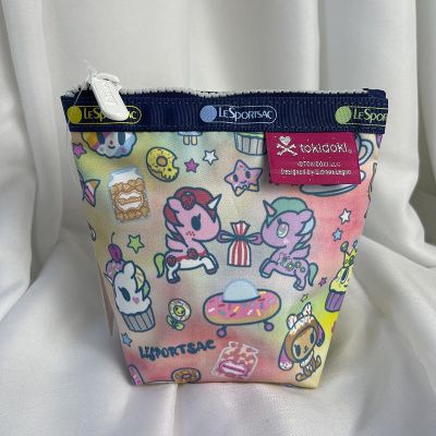 Lesportsac กระเป๋าแต่งหน้าตุ๊กตาการ์ตูน กระเป๋าจัดเก็บ กระเป๋าคลัทช์ กระเป๋าหูฟังน่ารัก กระเป๋าใบเล็ก 135