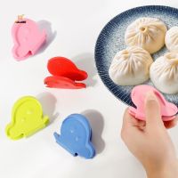 (Random Color) Creative Butterfly Silicone Rubber Heat Insulation Clip / Microwave Oven Anti-scalding Tray Clip / Household Kitchen Utensils