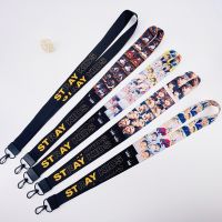 （ใหม่）1ชิ้น Kpop Stray เด็กสายคล้องโทรศัพท์ Lanyard แขวนคอโทรศัพท์ HD Photo พิมพ์โทรศัพท์ Lanyard สำหรับสายคล้องโทรศัพท์อุปกรณ์เสริม