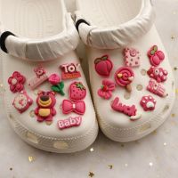 รองเท้าแตะ Croc รูปหมีสตรอเบอร์รี่18ชิ้น Sepatu Kancing Jibitz DIY-น่ารักอุปกรณ์การ์ตูน