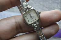 นาฬิกา Vintage มือสองญี่ปุ่น Heronet ระบบ QUARTZ ผู้หญิง ทรงสี่เหลี่ยม กรอบเงิน หน้าปัด 19มม. สายสแตนเลสยืดได้ใช้งานได้ปกติ สภาพดี ของแท้ ไม่กันน้ำ