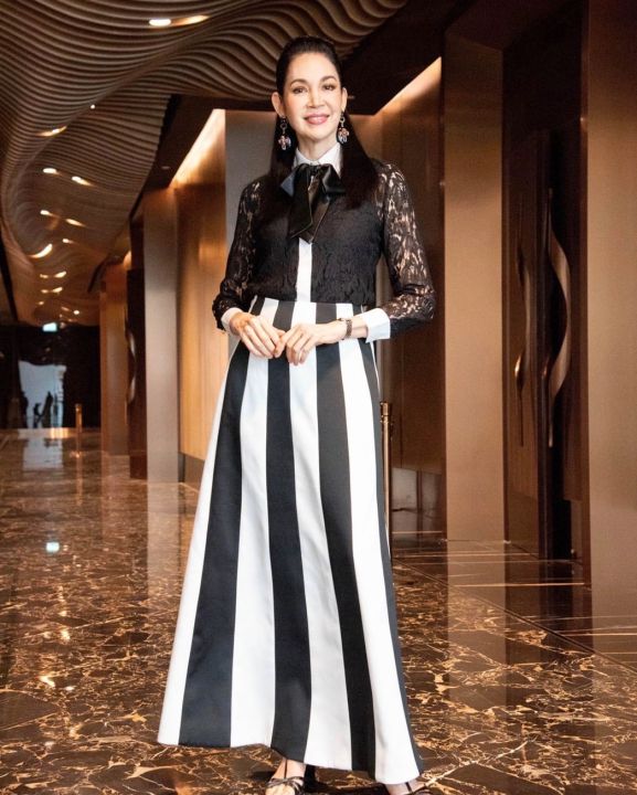 tawn-c-black-and-white-clair-skirt-กระโปรงยาวลายทางดำขาวตัดต่อผ้าเครป