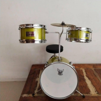 กลองชุดเด็กเล็ก JUNIOR DRUM SET แบรนด์Overspeed กลองชุด3ชิ้น สีเขียว แถมฟรี ไม้กลอง 1 คู่ เก้าอี้กลอง 1 ตัว