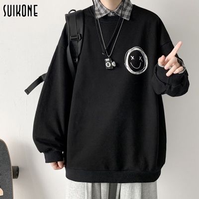 ✜☎◄ Suikone เสื้อกันหนาวผู้ชาย เสื้อสเวตเตอร์คอมกลมผู้ชาย oversized พิมพ์ลายแฟชั่น