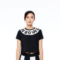 UNBOUND CLEO CROPPED TOP เสื้อครอป เสื้อแขนสั้นหญิง เสื้ออันบาวน์ ตัดต่อวงคอ พิมพ์โลโก้สะท้อนแสง