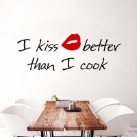 ขนาดเล็ก57X20ซม. Wall Decal อ้างสติกเกอร์ไวนิล I Kiss ดีกว่า I Cook Kitchen Decor ที่ถอดออกได้ Home ห้องรับประทานอาหารภาพจิตรกรรมฝาผนัง YO-171