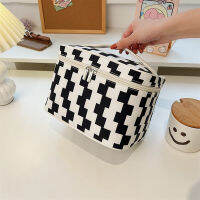 BEAUTYBIGBANG กระเป๋าเครื่องสำอางความจุขนาดใหญ่ Lattice Storage Bag