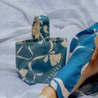 [Coralist Swimwear] กระเป๋าผ้า Reversible Bucket Bag สี Blue Garden (CRB30)