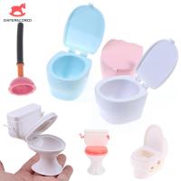 1:12 Scale Dollhouse Vintage Miniature ห้องอาบน้ำ Toilet Plungers Model Furniture Model Decor Accessories Doll Pretend Toys