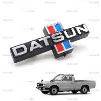 iBarod โลโก้ติดหน้ารถ โลโก้ติดหน้ากระจัง "DATSUN" ธงแดง,ฟ้า 1 ชิ้น สำหรับ Nissan Datsun 720 J16 RX ปี 1980-1986