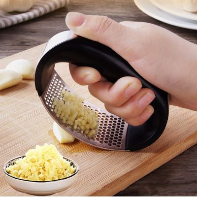 【CW】 Food grade stainless steel garlic press Circular hand-held arc ginger and masher