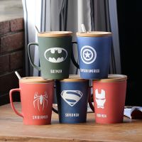 【XMAN Home Life】 แก้วกาแฟนมเซรามิกสัญลักษณ์อเวนเจอร์ซูเปอร์ฮีโร่พร้อมถ้วยมือจับฝาไม้และช้อน