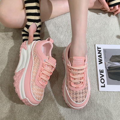 New style รองเท้าผู้หญิงสีชมพูสำหรับคนตัวเล็ก 2023 ใหม่พื้นหนาเพิ่มรองเท้ากีฬาตาข่ายด้านบนระบายอากาศรองเท้าแตะรองเท้าสีขาวผู้หญิง