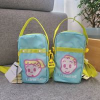 Lesportsac การ์ตูนญี่ปุ่นเด็กชายและเด็กหญิงพิมพ์แนวตั้ง Messenger กระเป๋าถือแนวตั้งกระเป๋าโทรศัพท์มือถือ 3505