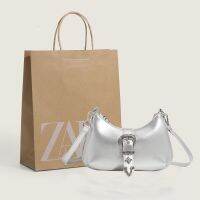 Zara○ ฮ่องกงซื้อกระเป๋ากระเป๋าสตรีรุ่นใหม่ฤดูร้อนตัวตลกแบบหดได้ BaoChao กระเป๋าอาวุโสรู้สึกไหล่เอียงซองออกแบบเฉพาะ