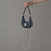 Luzi 2023 niche new womens bag nylon cool girl chain crescent bag one shoulder Messenger armpit bag small bag 〖LYUE〗