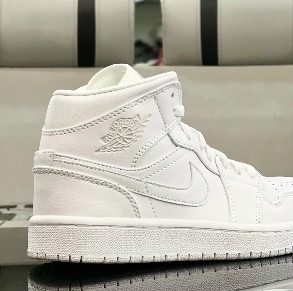 Giày Thể Thao Nike Jordan 1 Mid Triple White (Fullbox) | Lazada.vn Giày Thể Thao Nike Jordan 1 Mid Triple White (Fullbox) | Lazada.Vn