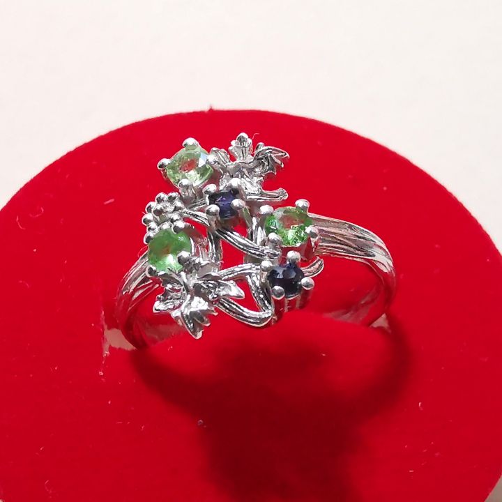โกเมนสีเขียว-green-garnet-แหวนพลอยแท้-สไตล์-office-jewelry-เรือนเงินแท้ขึ้นลายช่อดอกไม้-ประดับด้วยพลอยโกเมนเขียวและนิลดำ-สวยเก๋-เรียบหรู-ไซส์-52