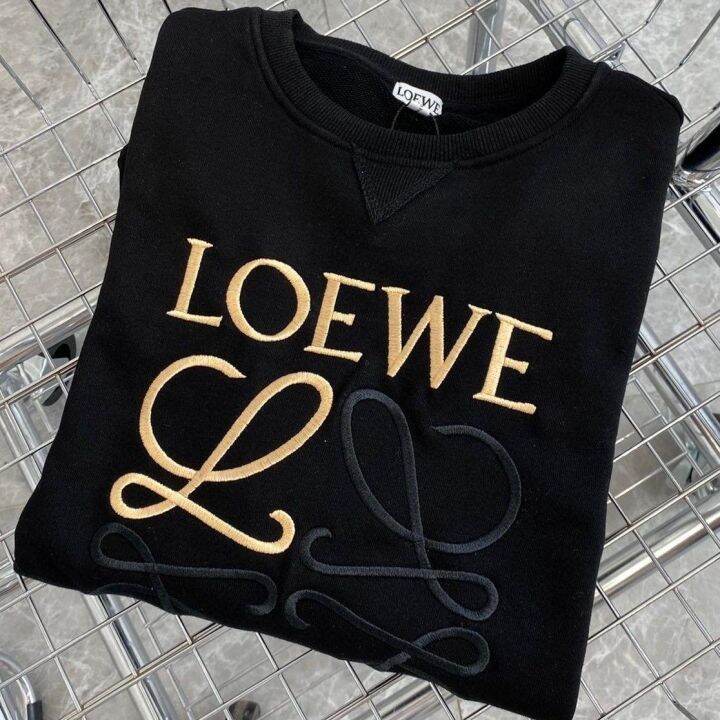 loewe-luo-yiwi-เสื้อกันหนาวคู่2023ฤดูใบไม้ผลิและฤดูใบไม้ร่วงโลโก้คู่ขนาดใหญ่คลาสสิกใหม่ปักเสื้อแขนยาวคอกลมสีดำทองหลวม