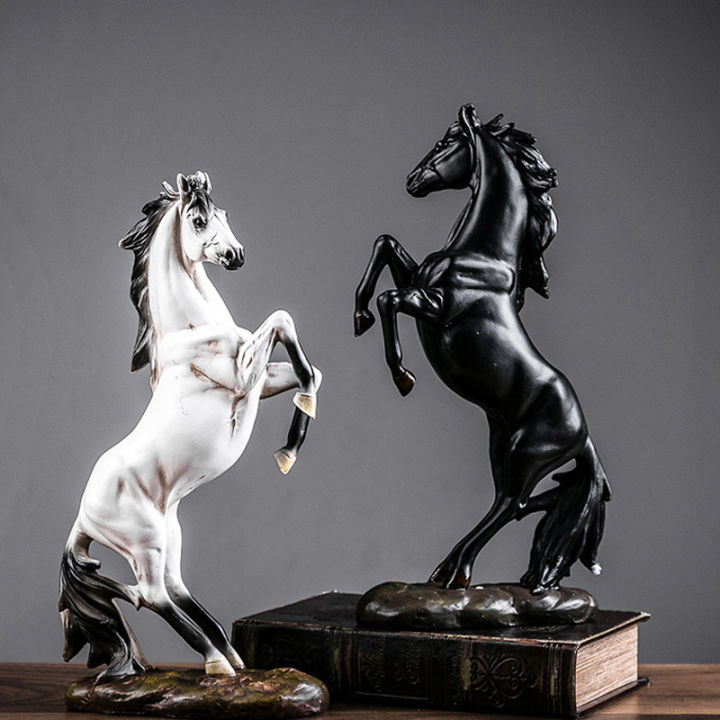 livingmall-เรซิ่นรูปปั้นม้า-morden-art-animal-figurines-สำนักงานอุปกรณ์ตกแต่งบ้าน-horse-sculpture