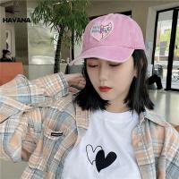 KUIBIW Barbie บาร์บี้ หมวก เรโทร ลำลองแบบสบายๆ เสื้อผ้าสไตล์สตรีท การจับคู่ การออกแบบแฟชั่น ปักลายความรัก หมวกสไตล์เกาหลี หมวกบังแดด หมวกยอดแหลม หมวกเบสบอลผู้หญิง