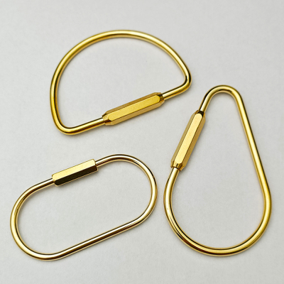 หัวเข็มขัดตะขออุปกรณ์ตั้งแคมป์ตะขอยึดสำหรับตั้งแคมป์สีทองพร้อมพวงกุญแจทองเหลืองล็อค