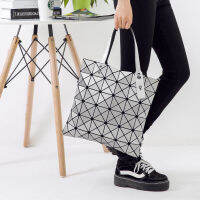 Issey Miyake Lingying พับ B5004 [Spot] กระเป๋าเพชร Miyake ต้องขายกระเป๋าถือวิ่งสวัสดิการ