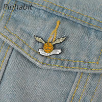 Pinhabit Golden Snitch หมุดเคลือบลูกบอลกำหนดเองพร้อมเข็มกลัดรูปปีกเข็มกลัดติดปกเสื้อของขวัญเครื่องประดับภาพยนตร์ตลกสำหรับแฟนๆเด็กเพื่อน