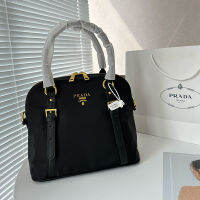 【บรรจุภัณฑ์กล่องของขวัญ】กระเป๋าถือทรงแข็ง Prada ดั้งเดิมกระเป๋าถือทรงสง่าคลาสสิกเรียบง่ายกระเป๋าถือผู้หญิงความจุมากพาดลำตัวไนลอนขนาด Bag30 * 26ซม.