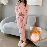 【LZ】۩  Fatos de pijama de veludo coral estampados morango feminino conjunto de lã quente duas peças soltas grossas outono inverno 2023