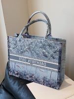 Internet celebrity hot style tote bag female large capacity 2023 new trendy summer fashion niche handbag versatile commuter bag 【QYUE】