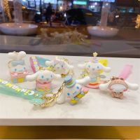 STMEN น่ารักมากๆ ทันสมัยและทันสมัย Cinnamoroll อุปกรณ์เสริมรถยนต์ โลหะผสมอัลลอยด์ เครื่องประดับแขวนประดับ การ์ตูนลายการ์ตูน พวงกุญแจสไตล์เกาหลี จี้ห้อยกระเป๋า ห่วงโซ่กุญแจหญิง จี้กระเป๋านักเรียน